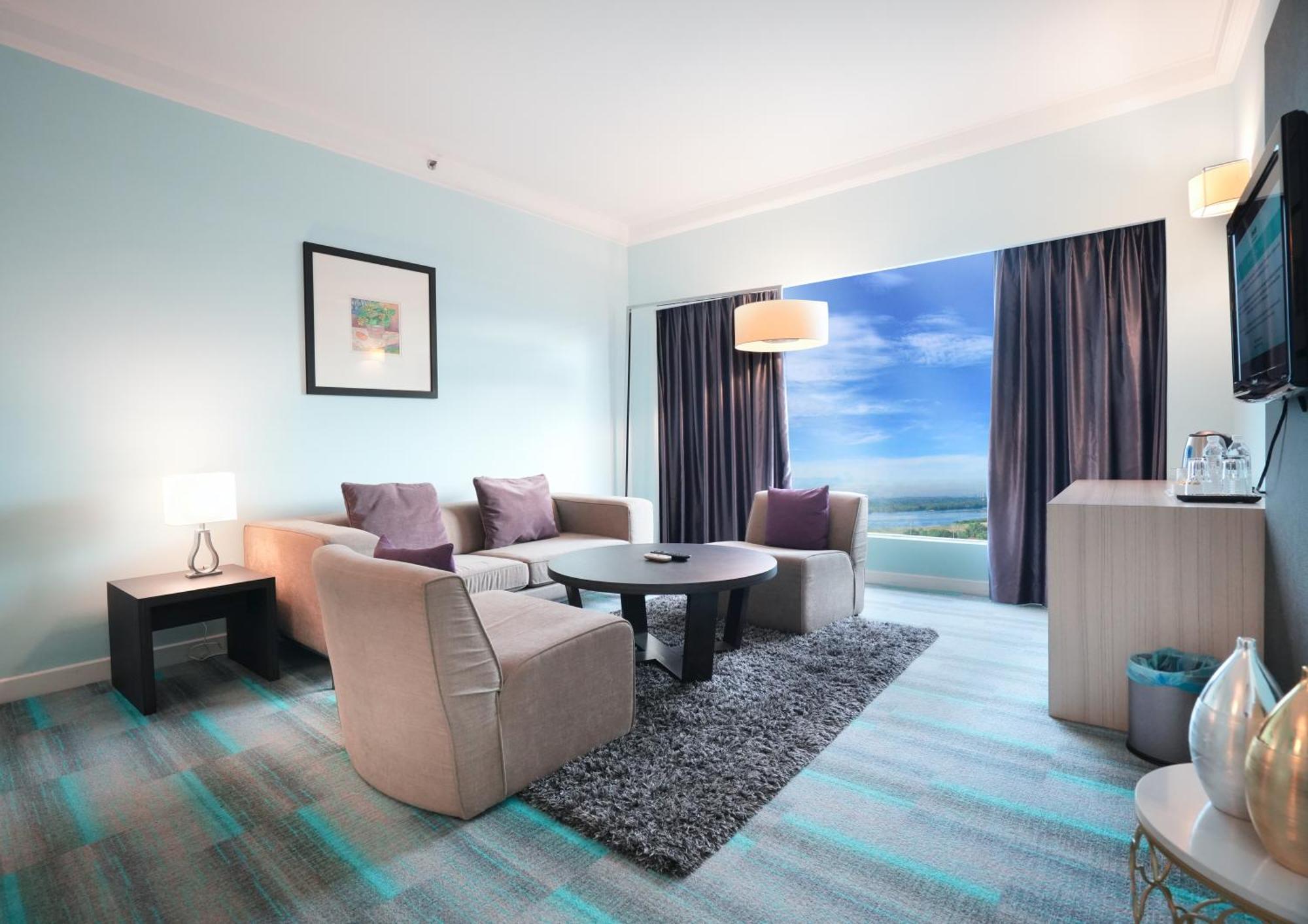 Thistle ג'והור בהרו מראה חיצוני תמונה Living room of a suite
