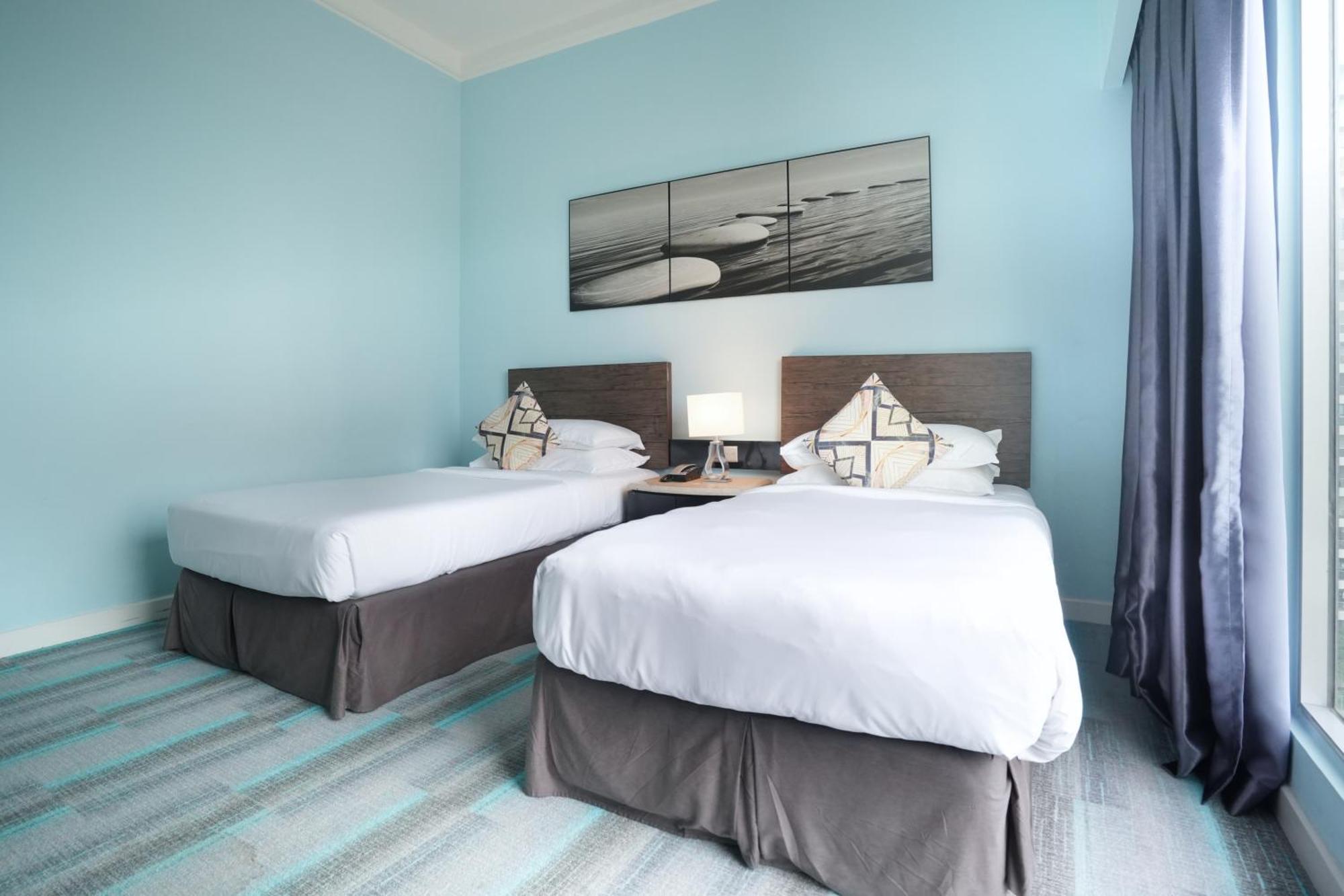 Thistle ג'והור בהרו מראה חיצוני תמונה A guest room at the hotel
